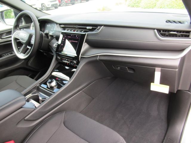 2025 Jeep Grand Cherokee Laredo photo 11