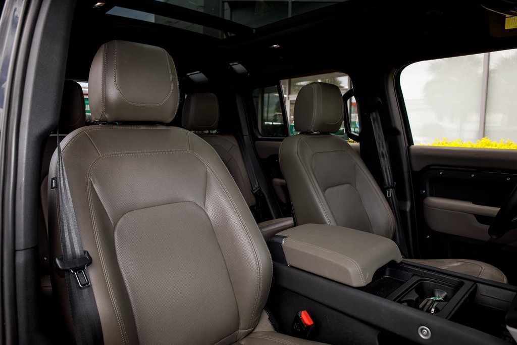 2023 Land Rover Defender 110 S photo 30