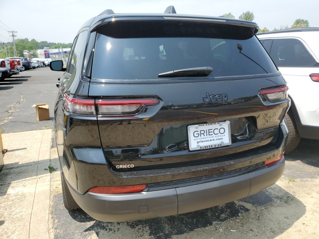 2025 Jeep Grand Cherokee Limited photo 3