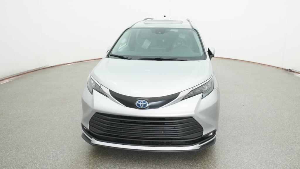 2025 Toyota Sienna XLE photo 2