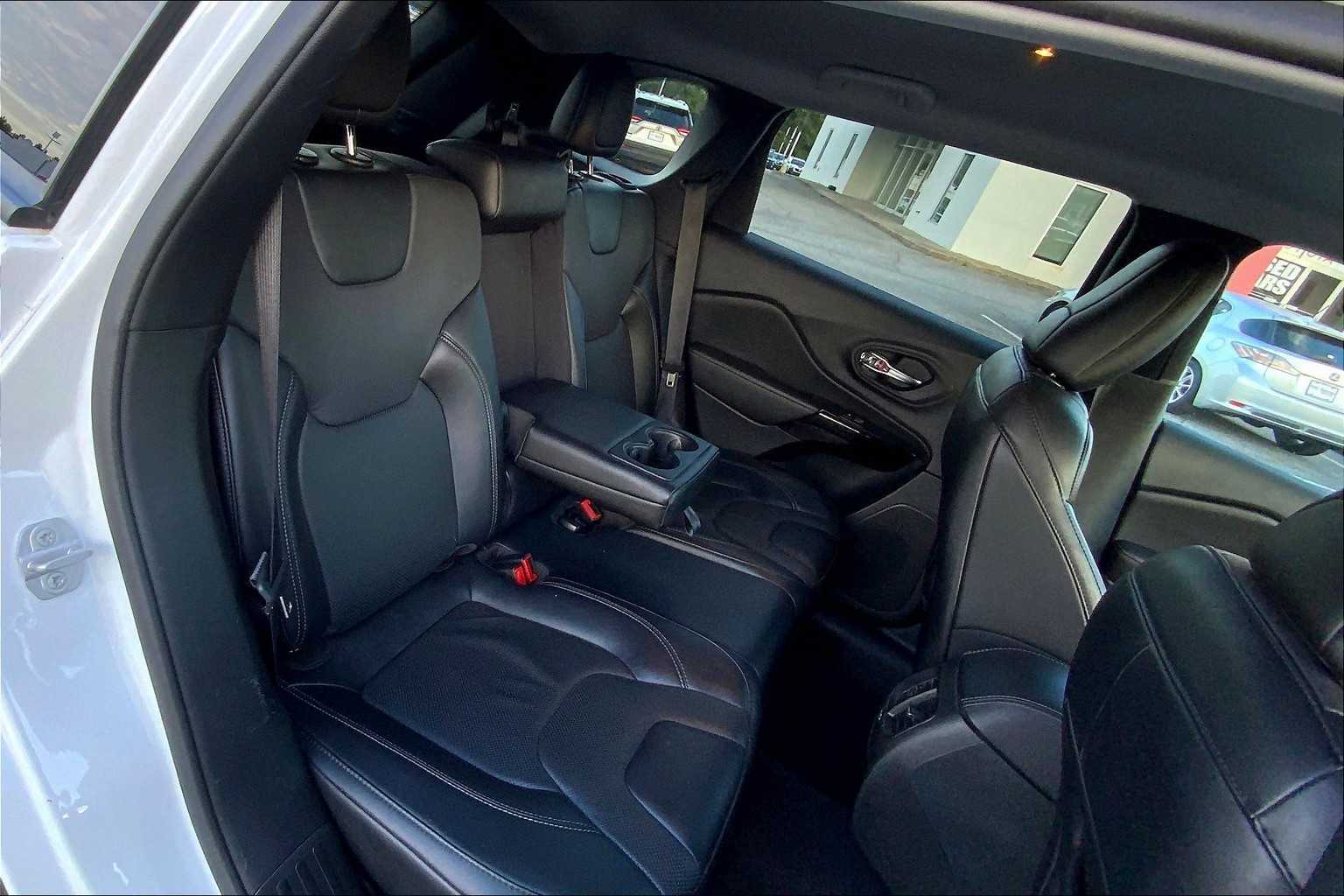 2023 Jeep Cherokee Altitude Lux photo 14