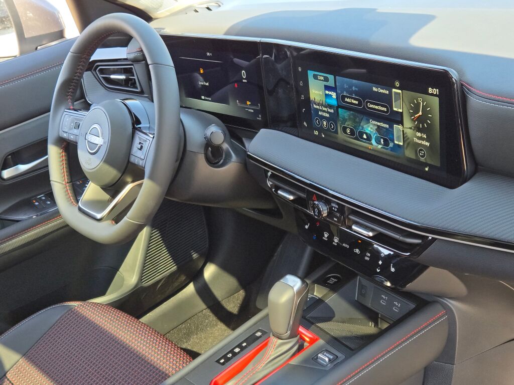 2025 Nissan Kicks SR photo 3