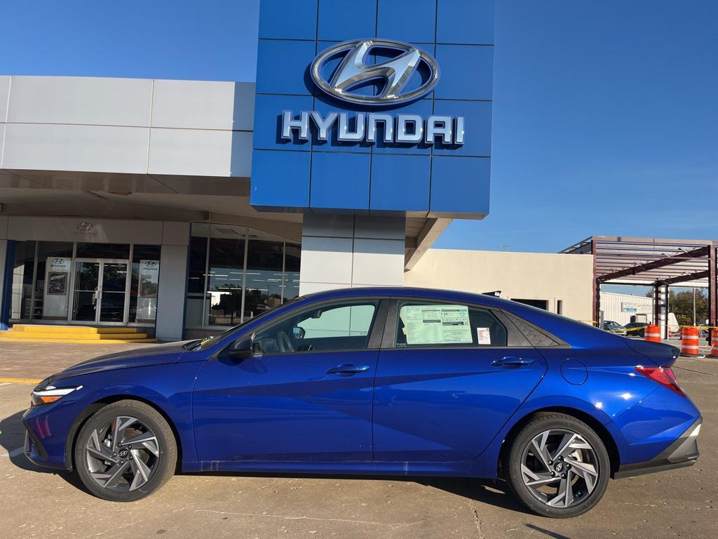 2025 Hyundai Elantra SEL's photo