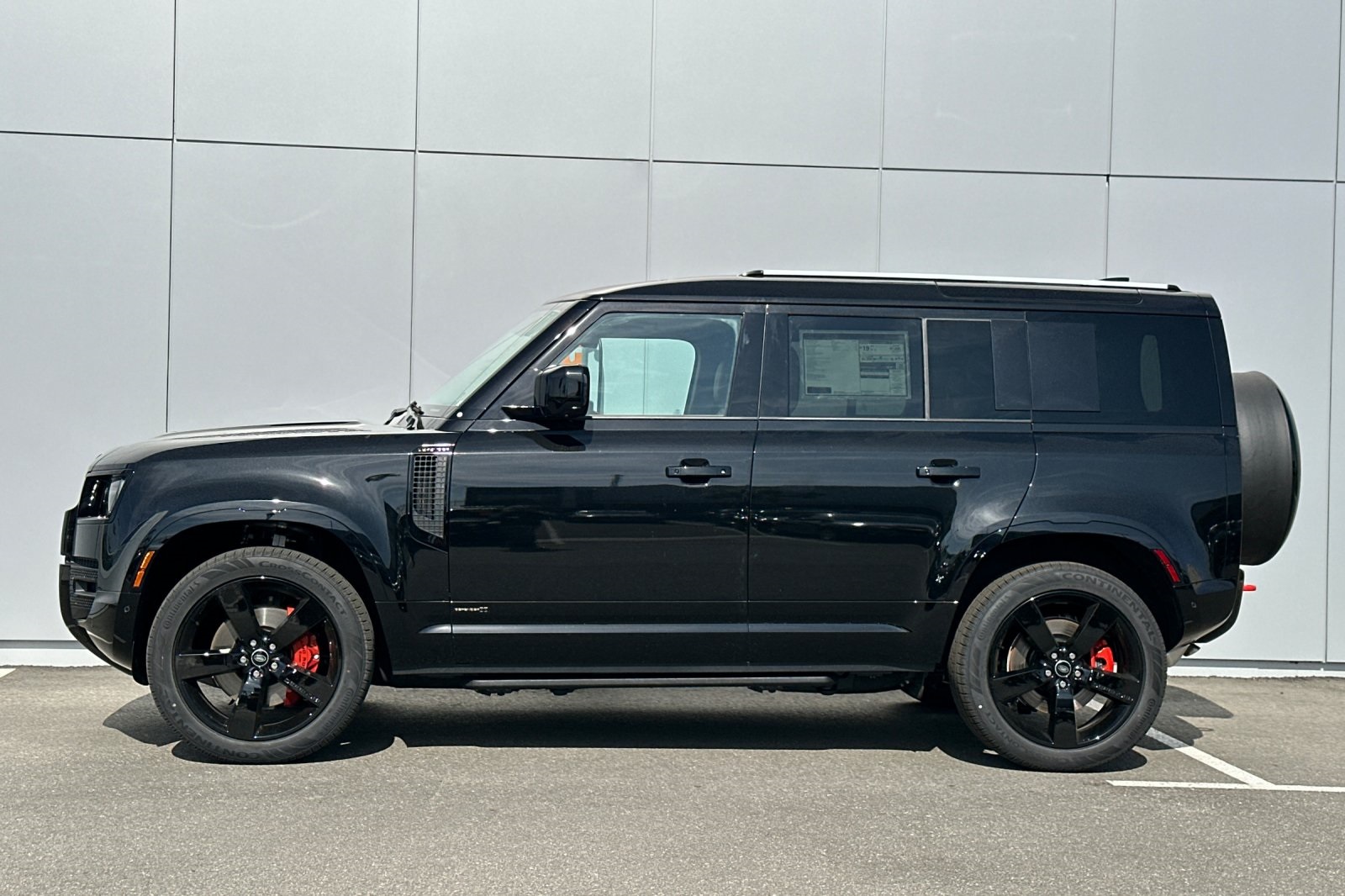 2025 Land Rover Defender 110 photo 2