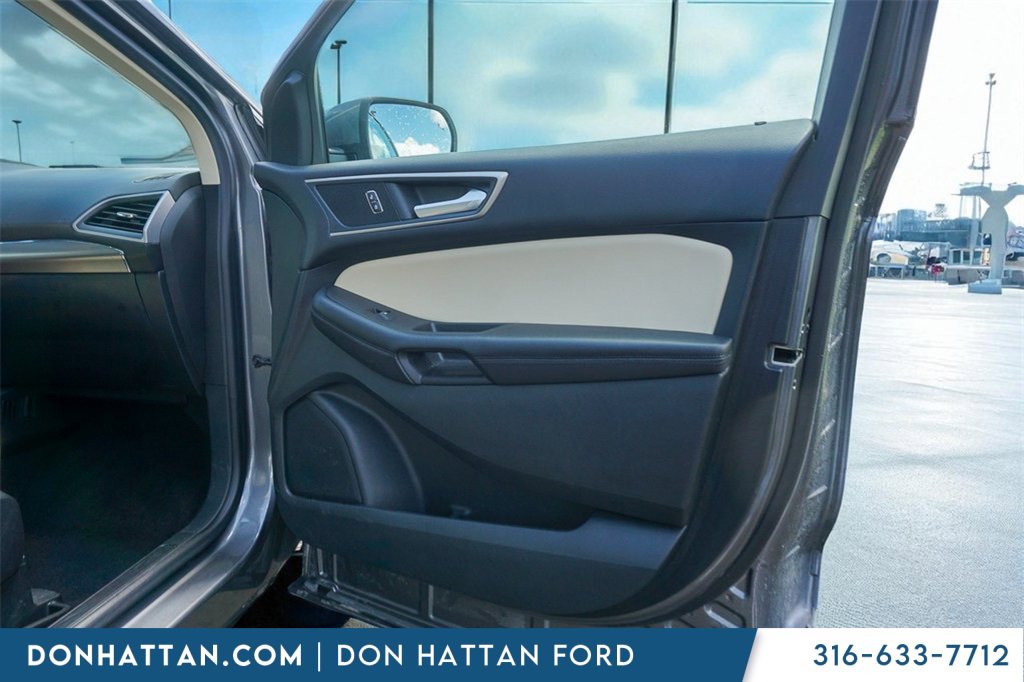 2022 Ford Edge SEL photo 25