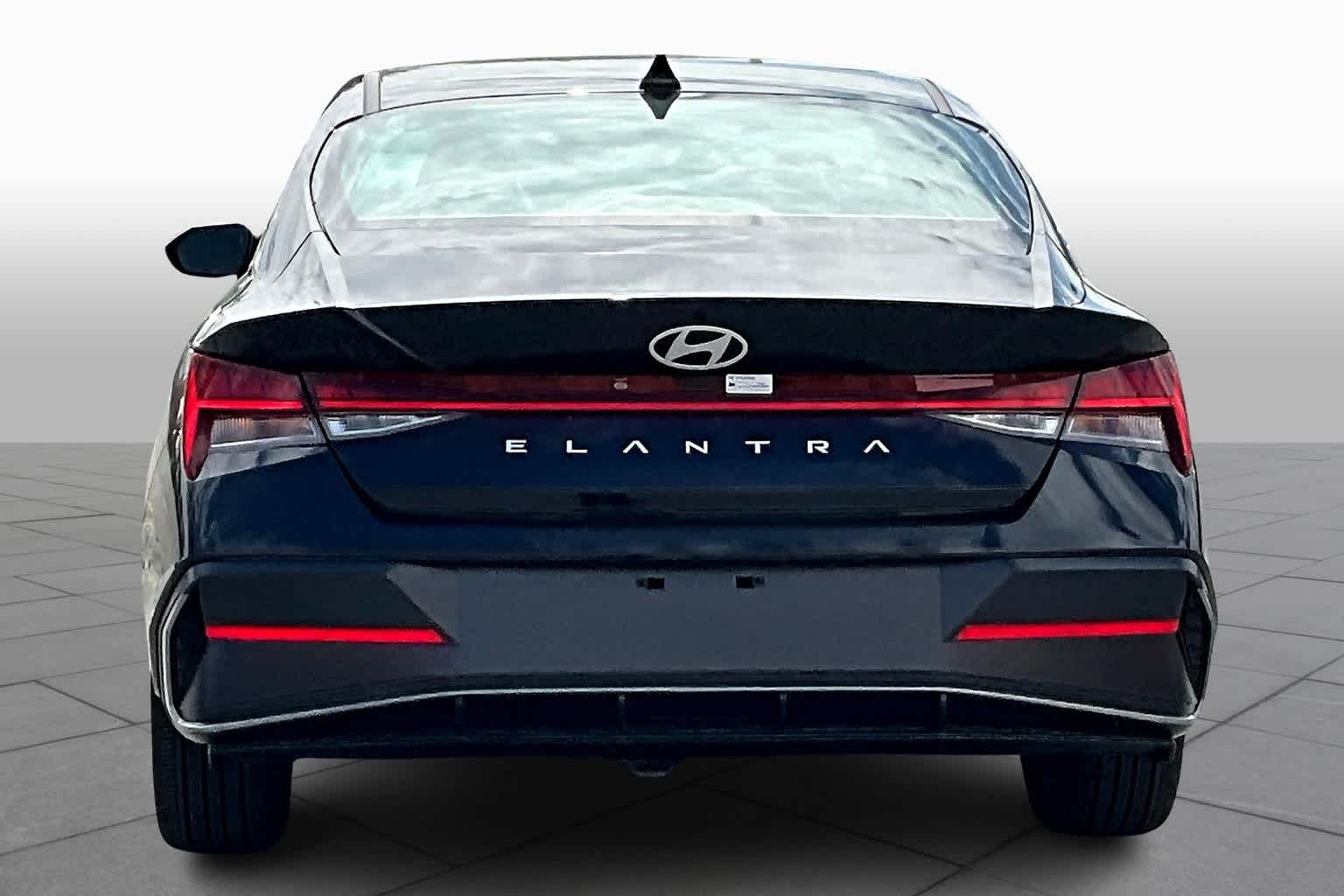 2024 Hyundai Elantra SEL Convenience photo 4