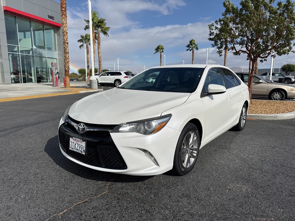 2016 Toyota Camry SE photo 2