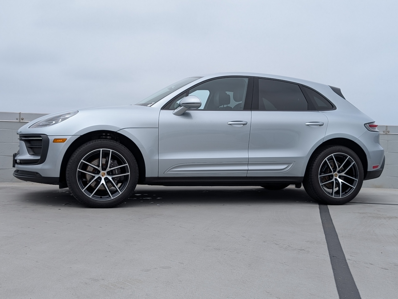 2023 Porsche Macan T photo 2
