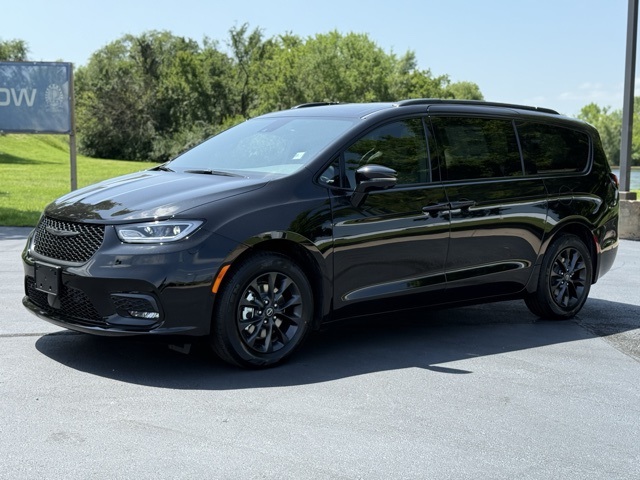 2025 Chrysler Pacifica photo 3