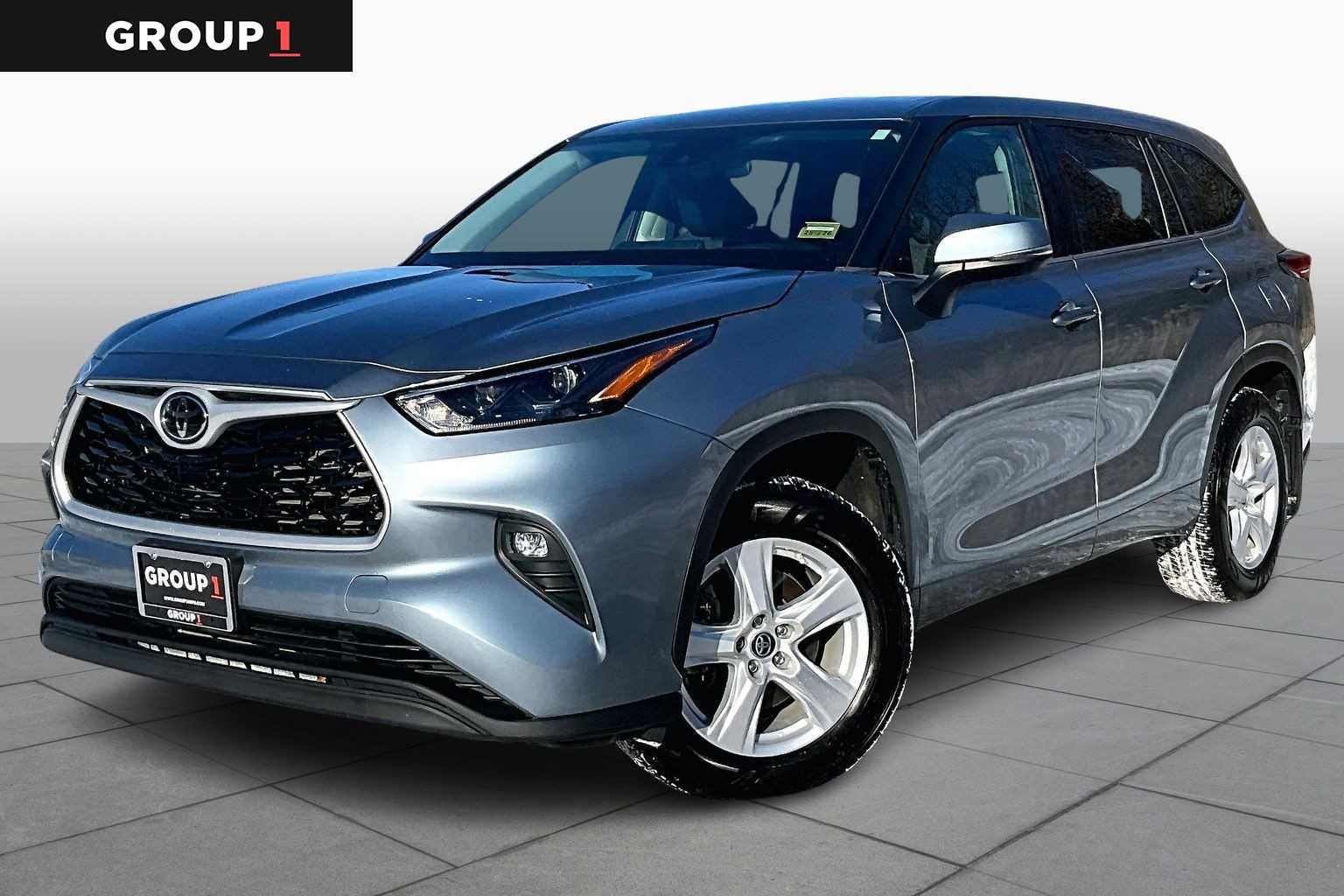 2022 Toyota Highlander LE's photo