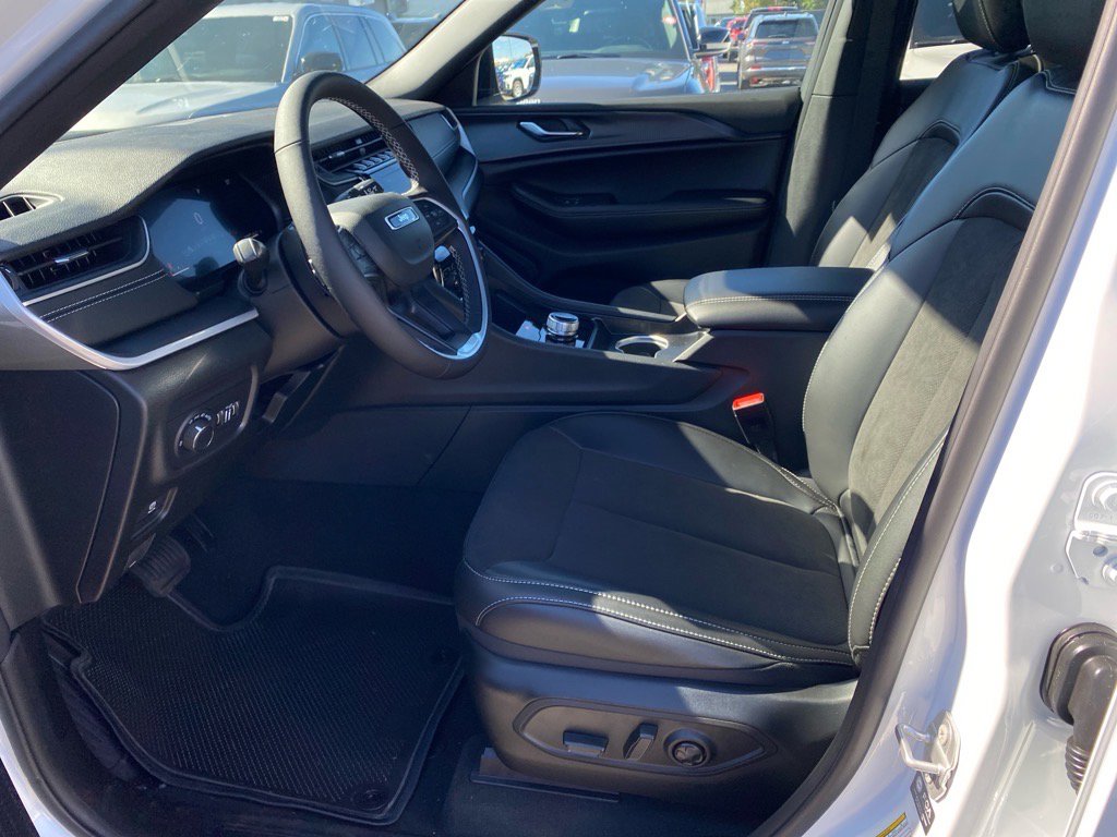 2025 Jeep Grand Cherokee Altitude X photo 4