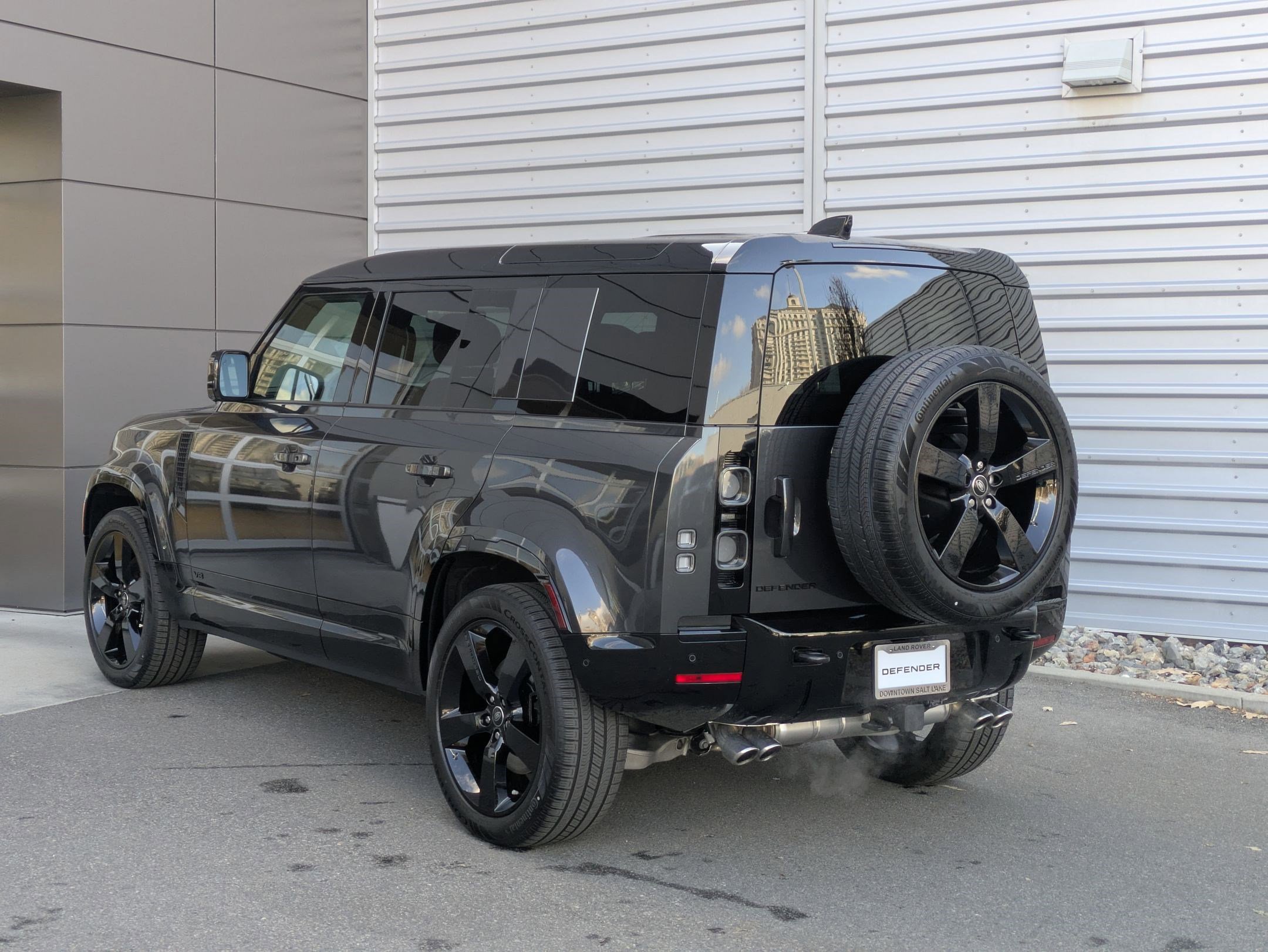 2025 Land Rover Defender 110 V8 photo 3