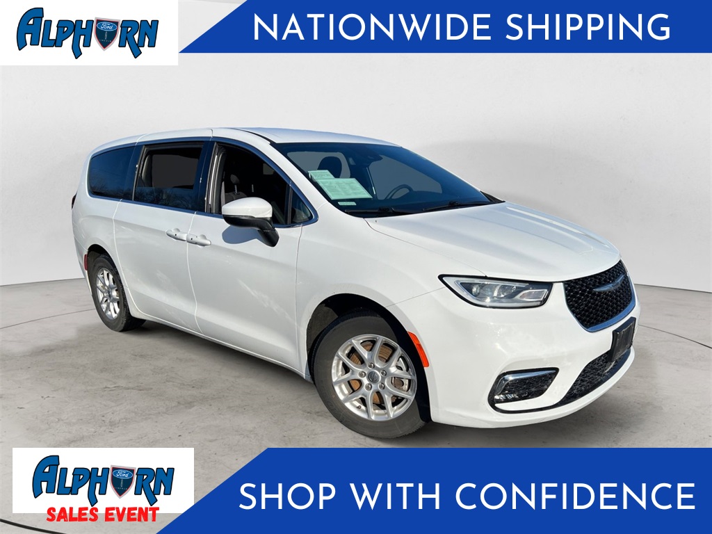 2023 Chrysler Pacifica Touring's photo