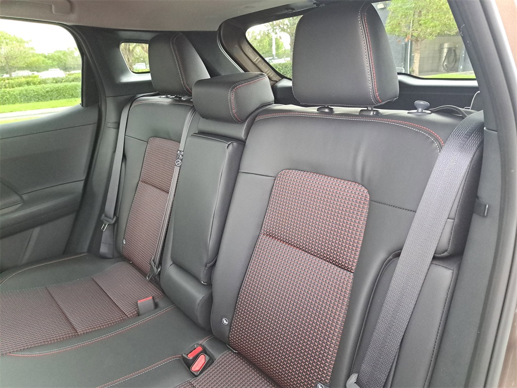 2026 Nissan Kicks SR photo 11