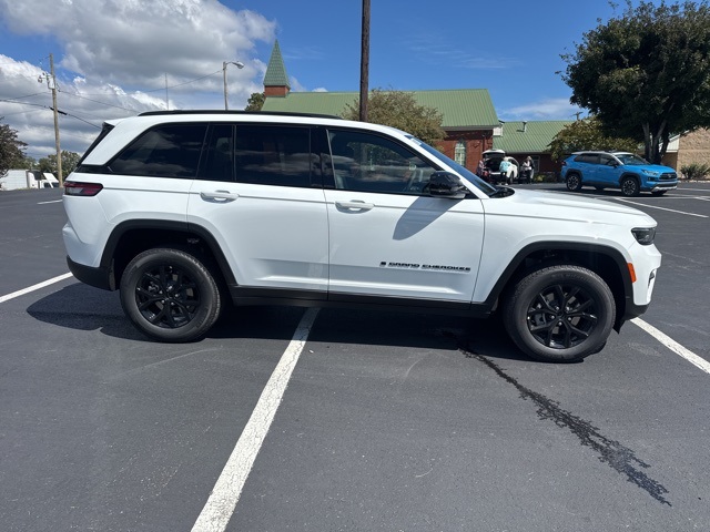 2025 Jeep Grand Cherokee Laredo Altitude photo 4