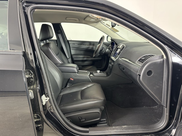 2023 Chrysler 300 Touring L photo 13