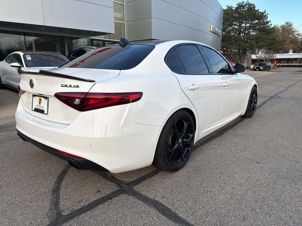 2020 Alfa Romeo Giulia Ti photo 3