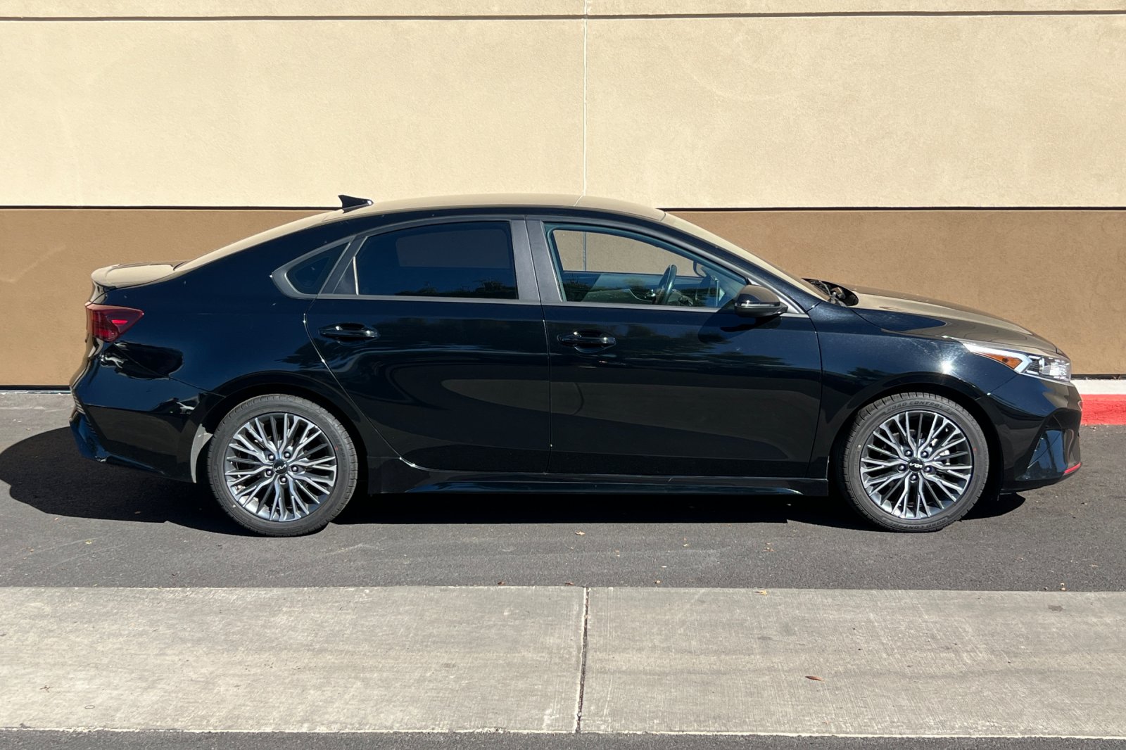 2023 Kia Forte GT-Line photo 2
