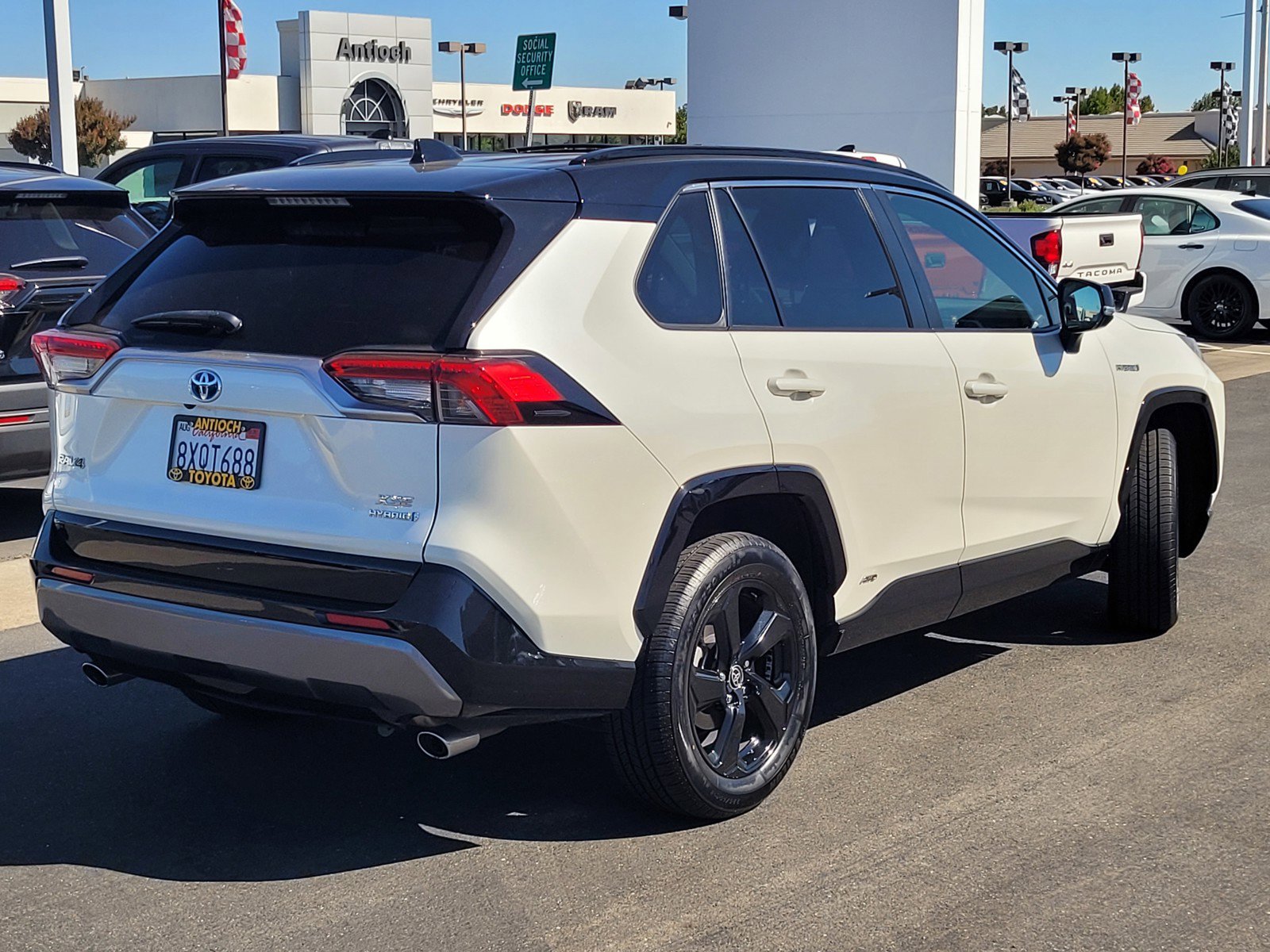 2021 Toyota RAV4 Hybrid XSE photo 4