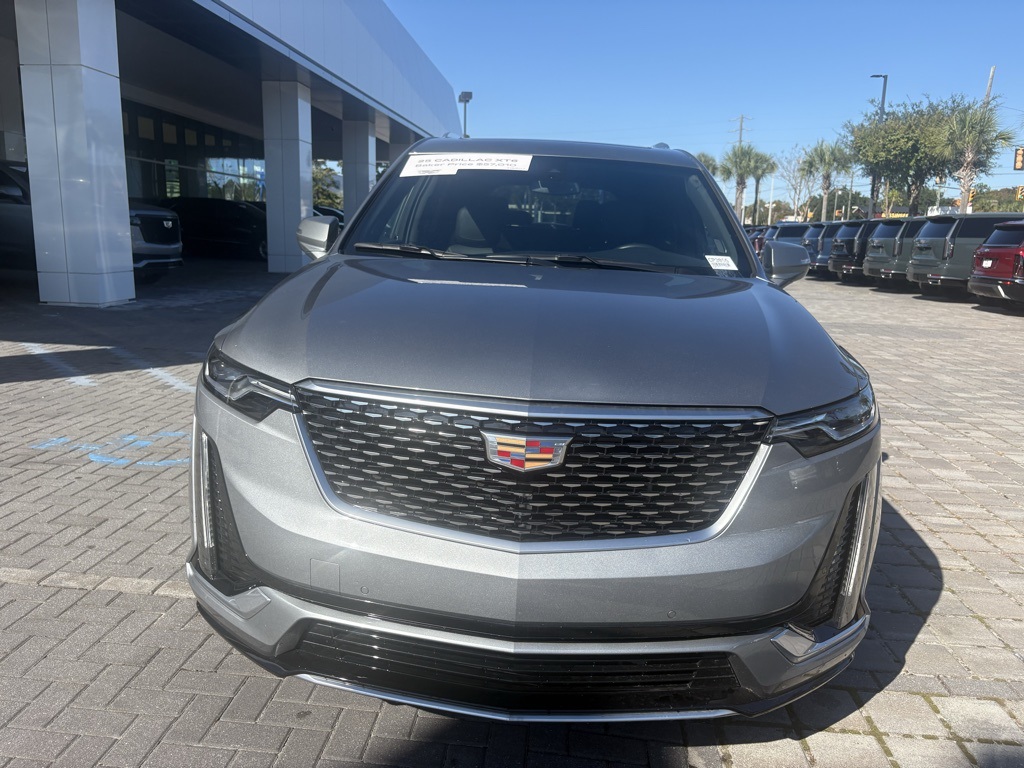 2025 Cadillac XT6 Premium Luxury photo 3