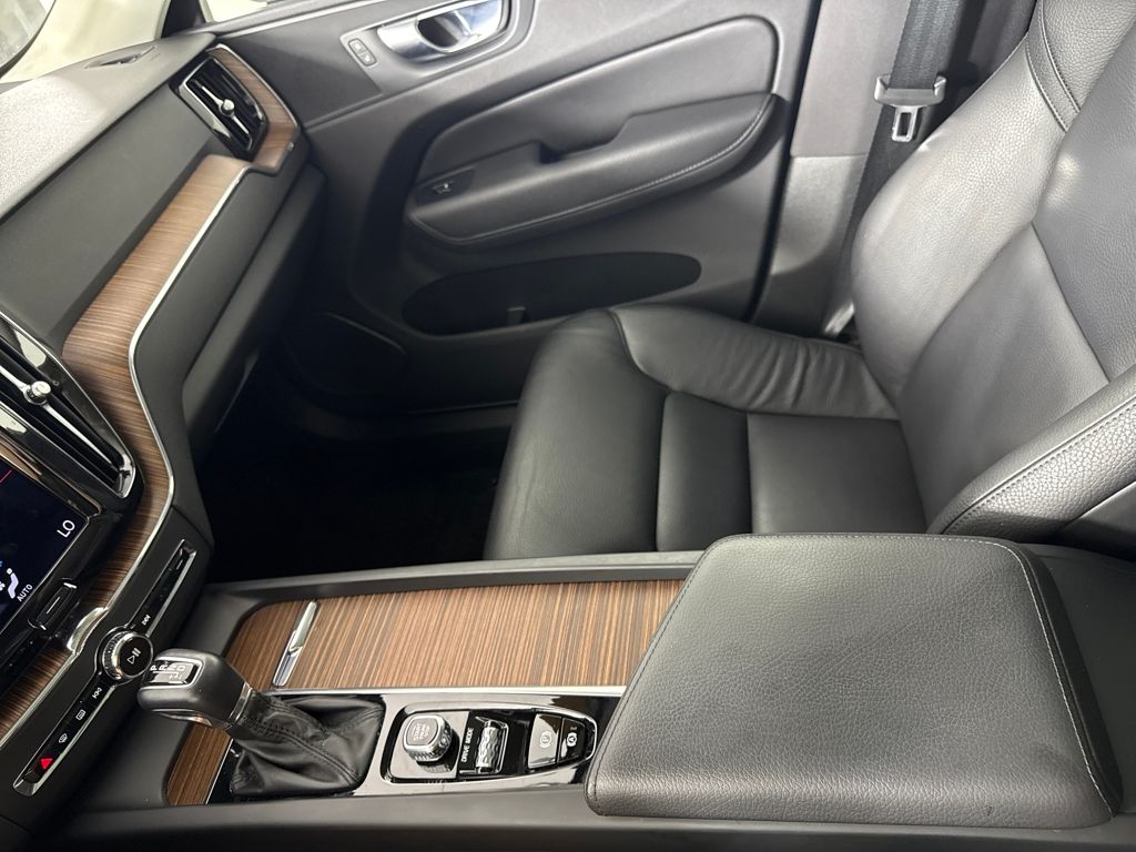 2021 Volvo XC60 T5 Momentum photo 16