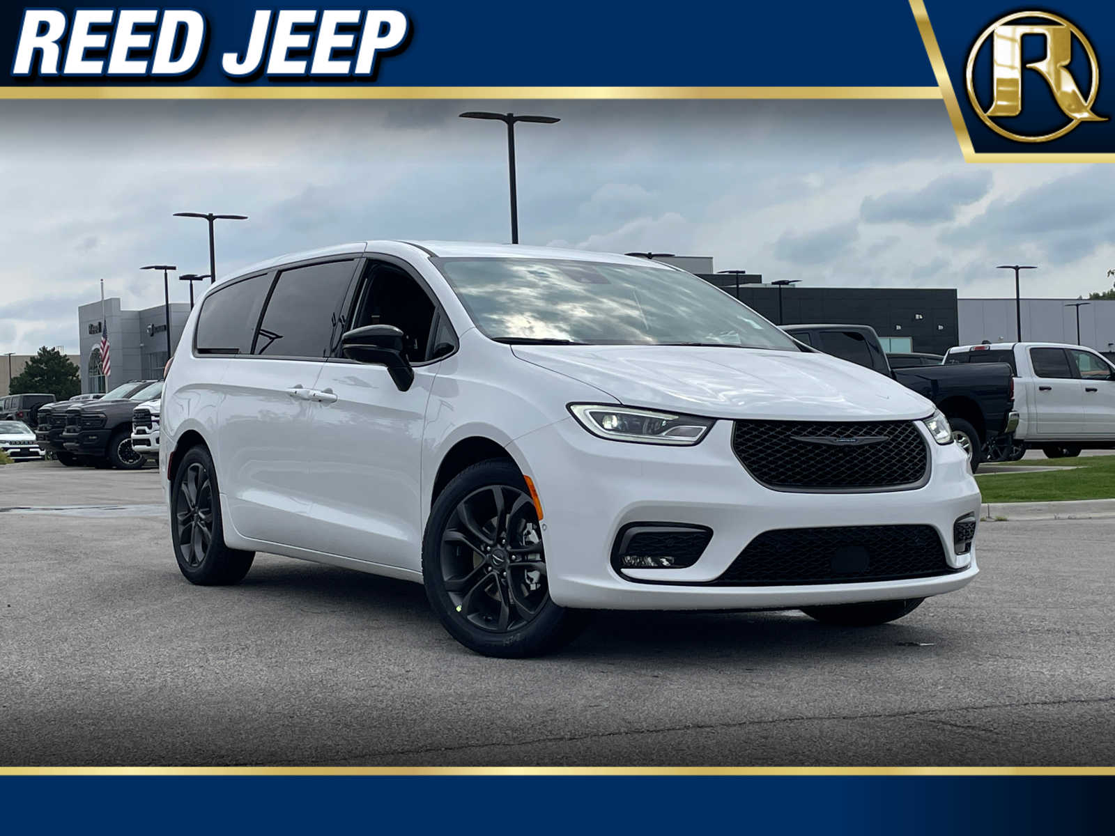 2026 Chrysler Pacifica Select's photo