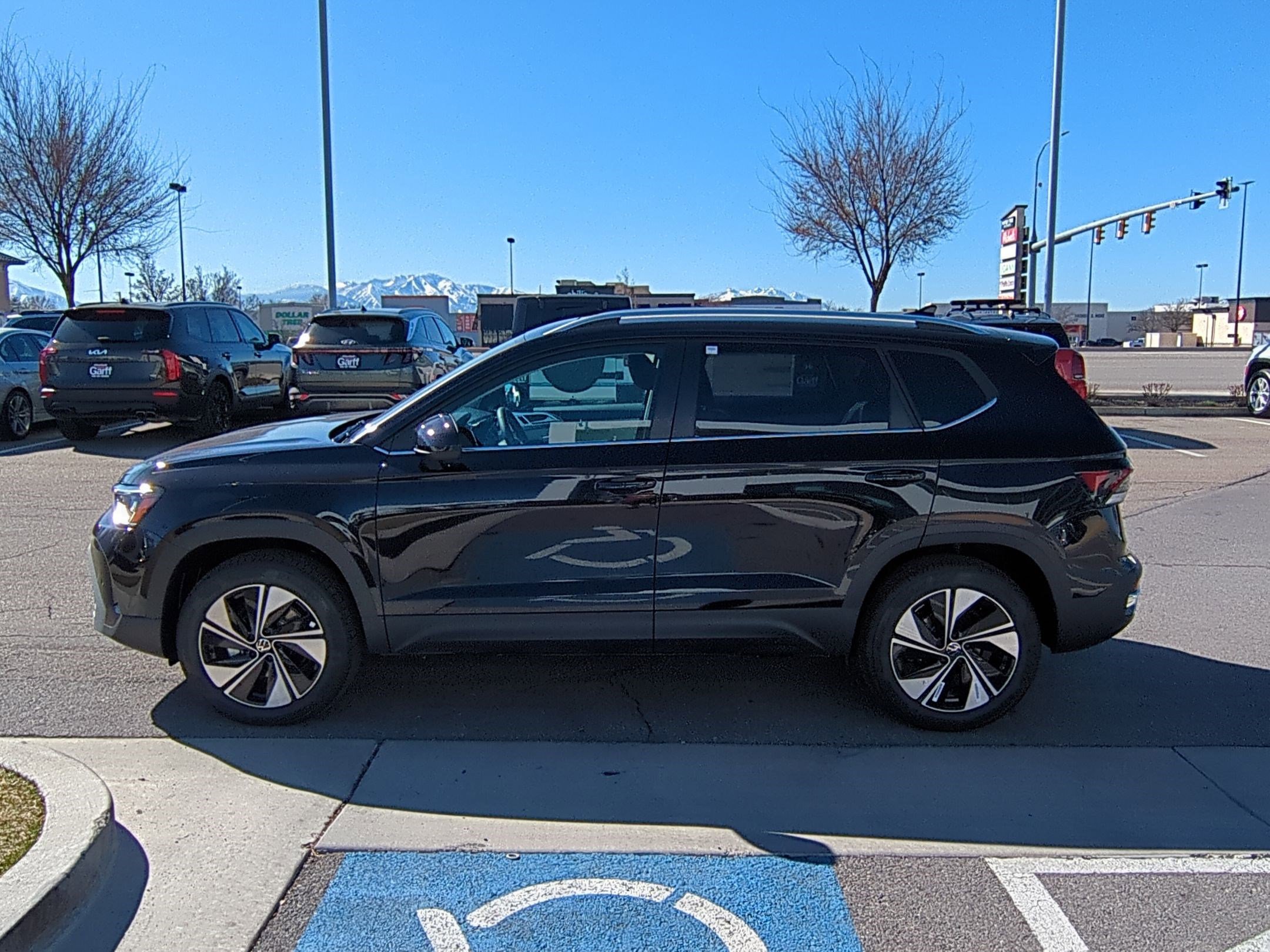 2025 Volkswagen Taos SE photo 6