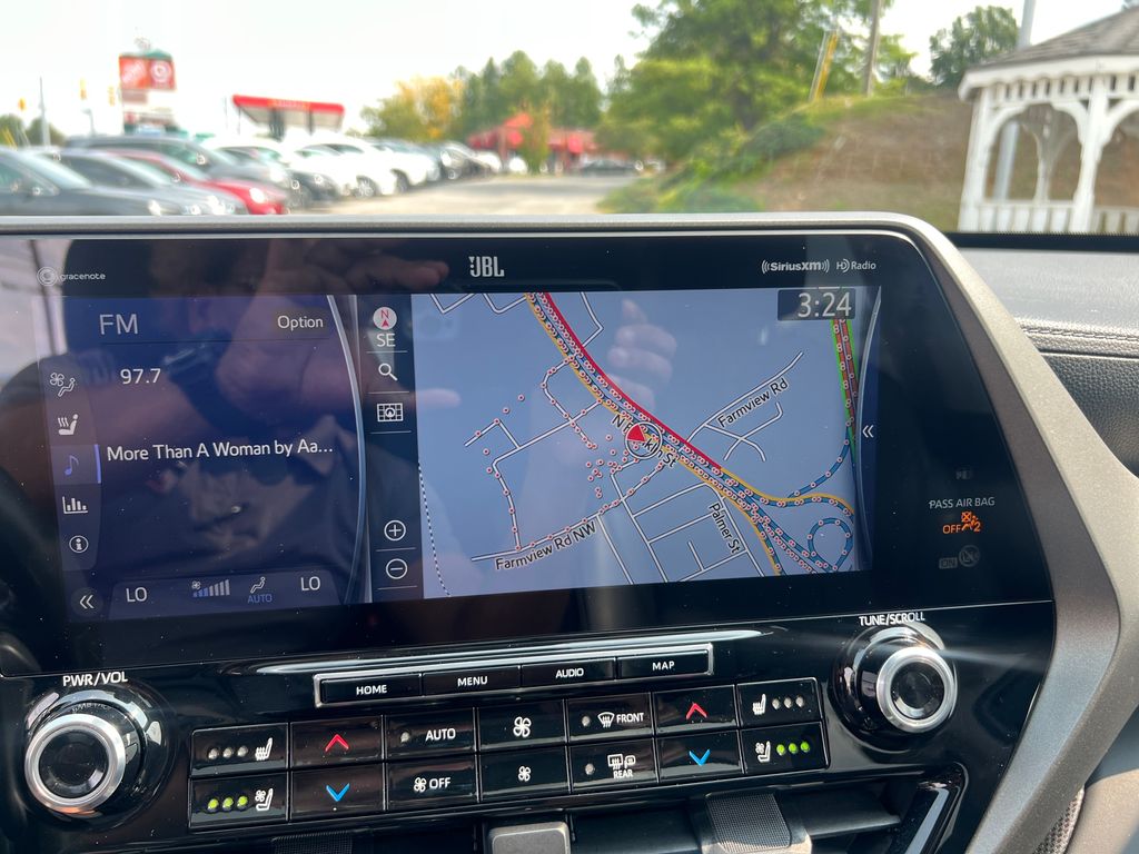 2022 Toyota Highlander Hybrid Limited photo 18