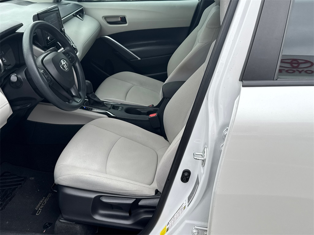 2022 Toyota Corolla Cross L photo 8
