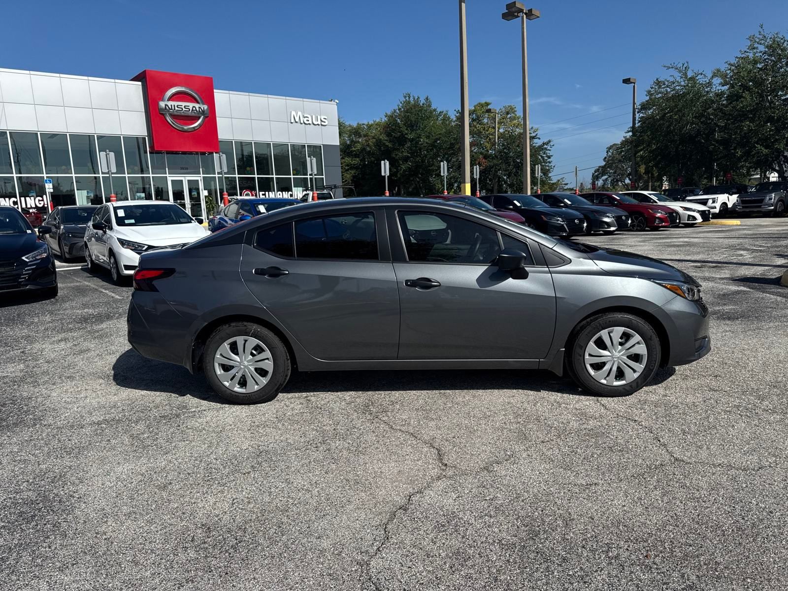 2025 Nissan Versa 1.6 S photo 4
