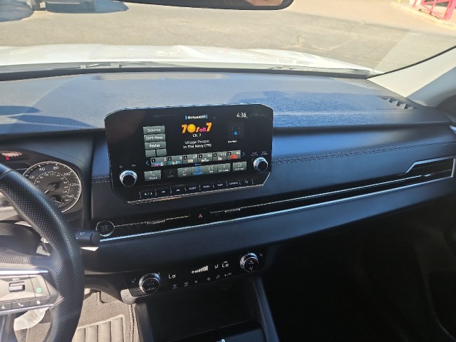 Used 2022 White Diamond Mitsubishi SE image 9