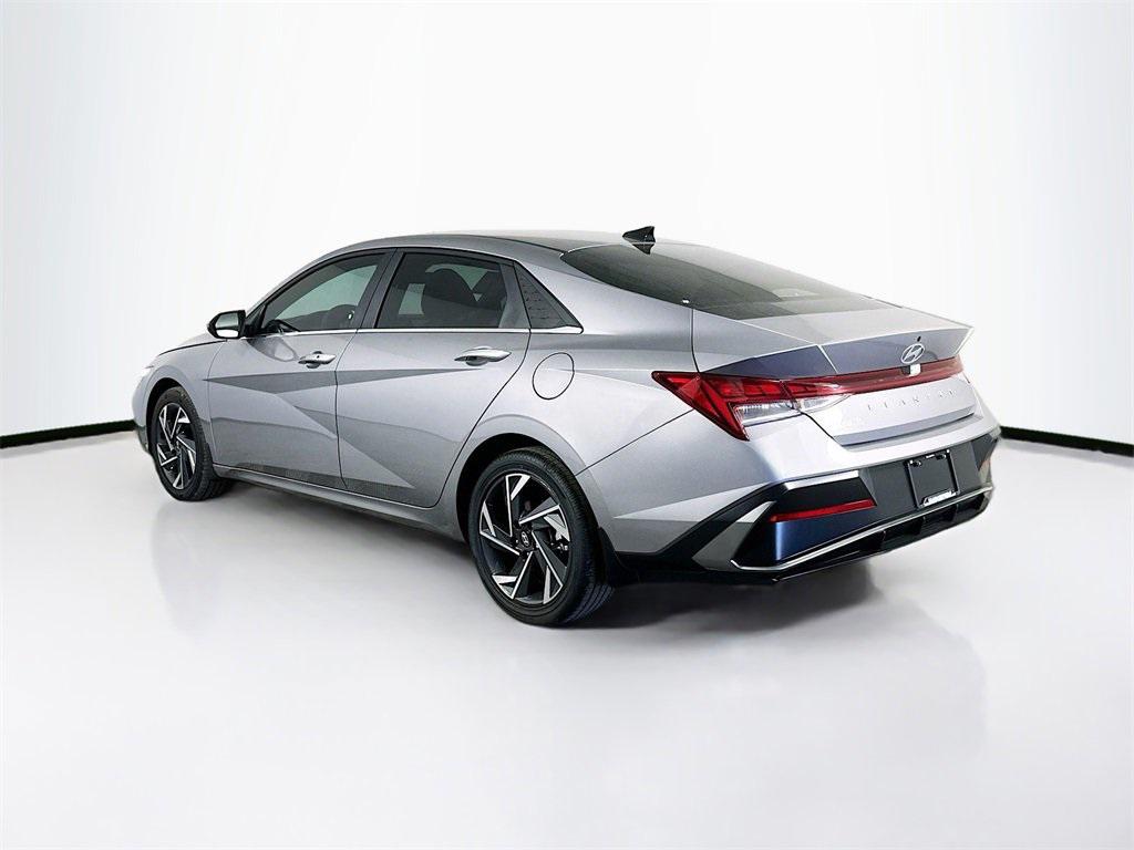 2025 Hyundai Elantra SEL Convenience photo 2