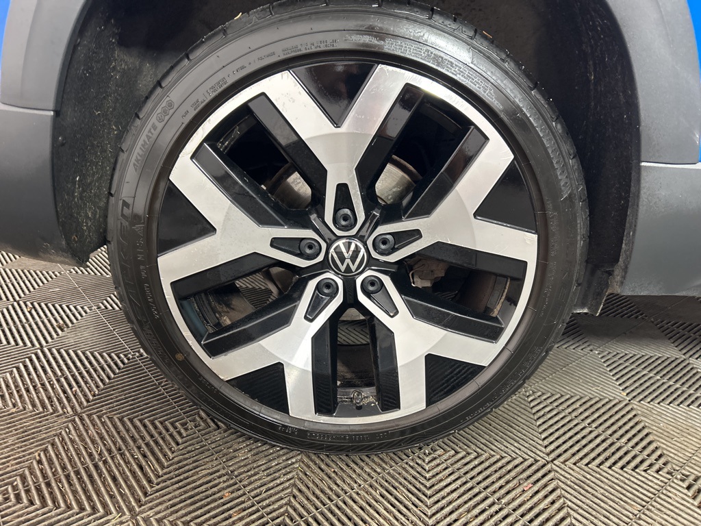 2023 Volkswagen Taos SEL photo 2