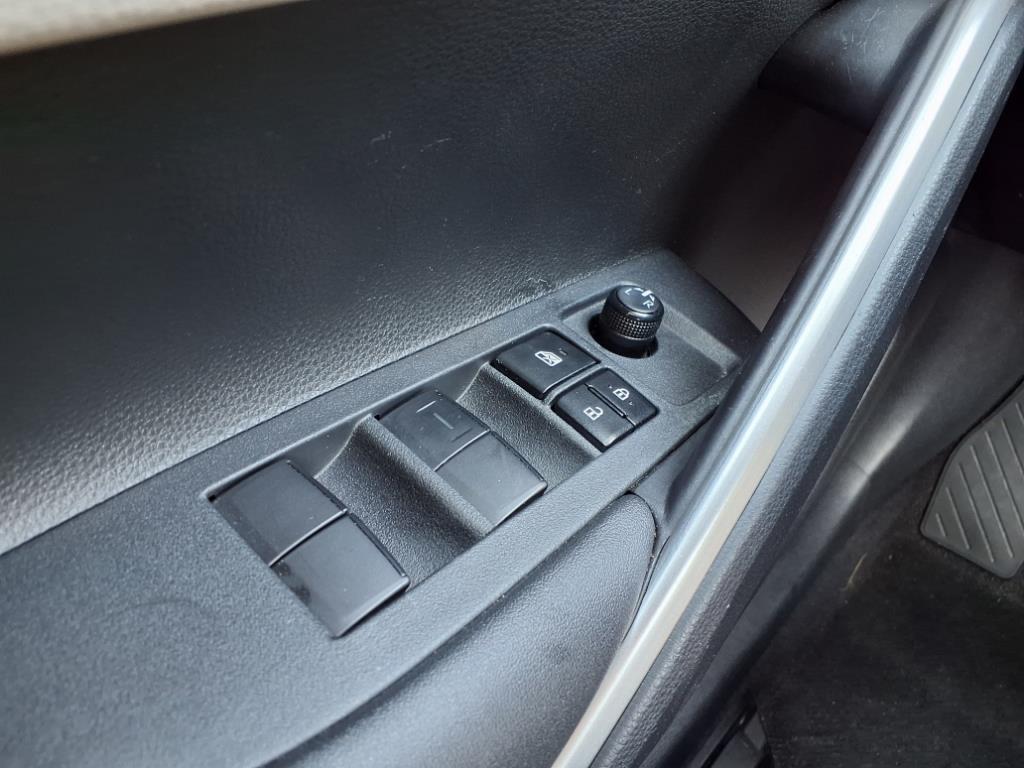 2023 Toyota Corolla Cross L photo 19