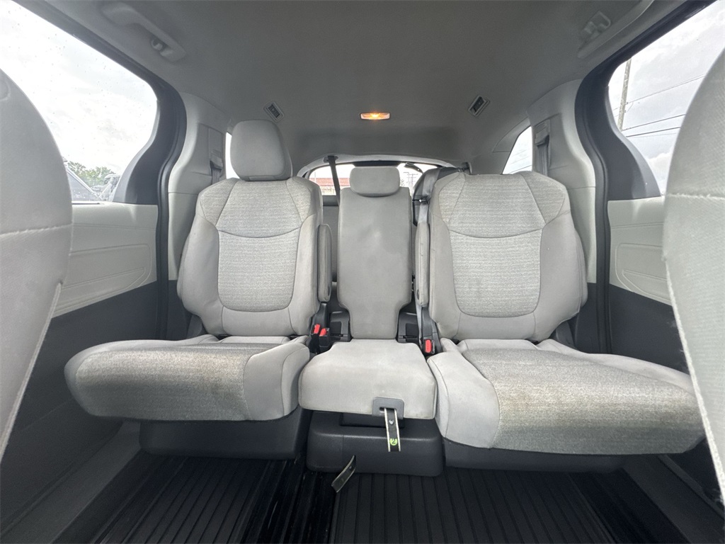 2021 Toyota Sienna LE photo 13