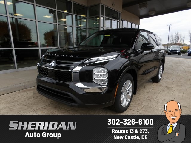 2025 Mitsubishi Outlander ES's photo