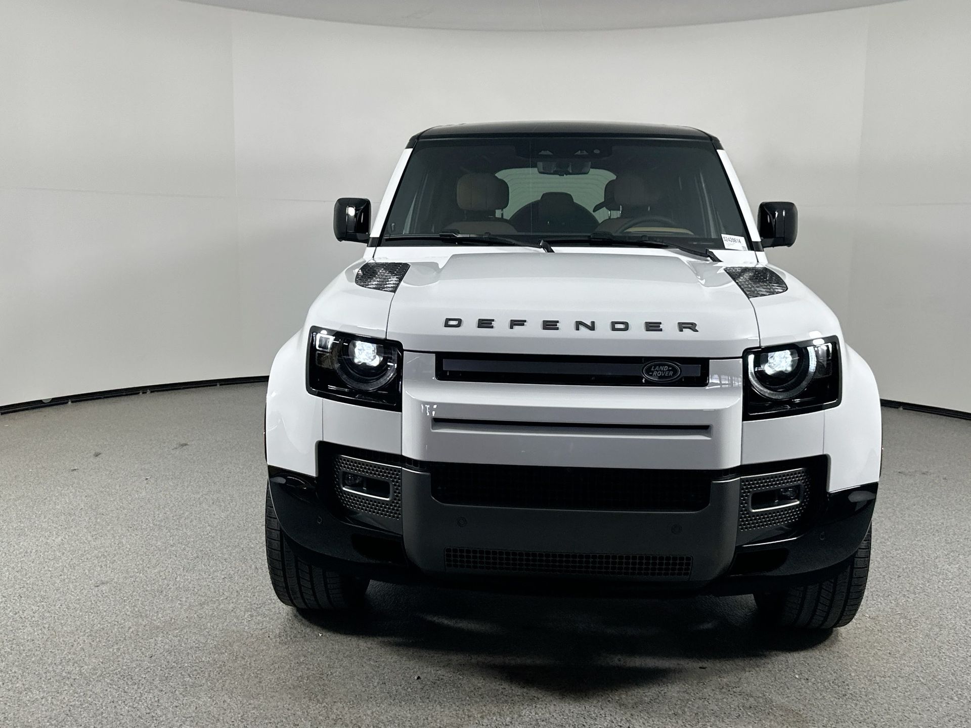 2025 Land Rover Defender 110 V8 photo 2