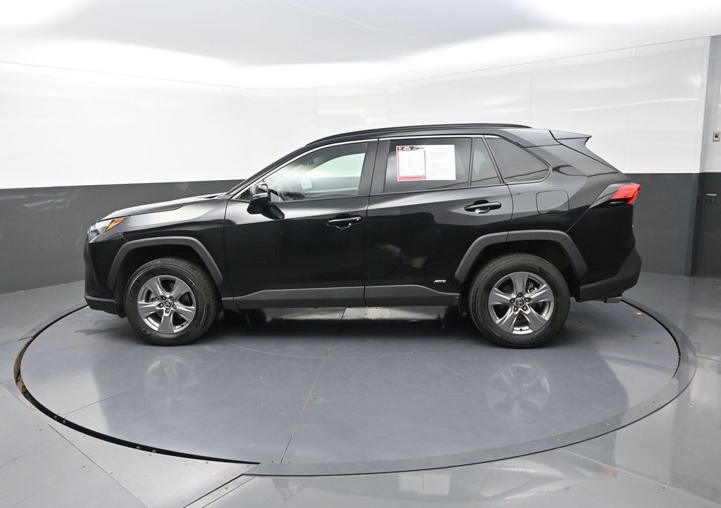 2025 Toyota RAV4 Hybrid XLE photo 3