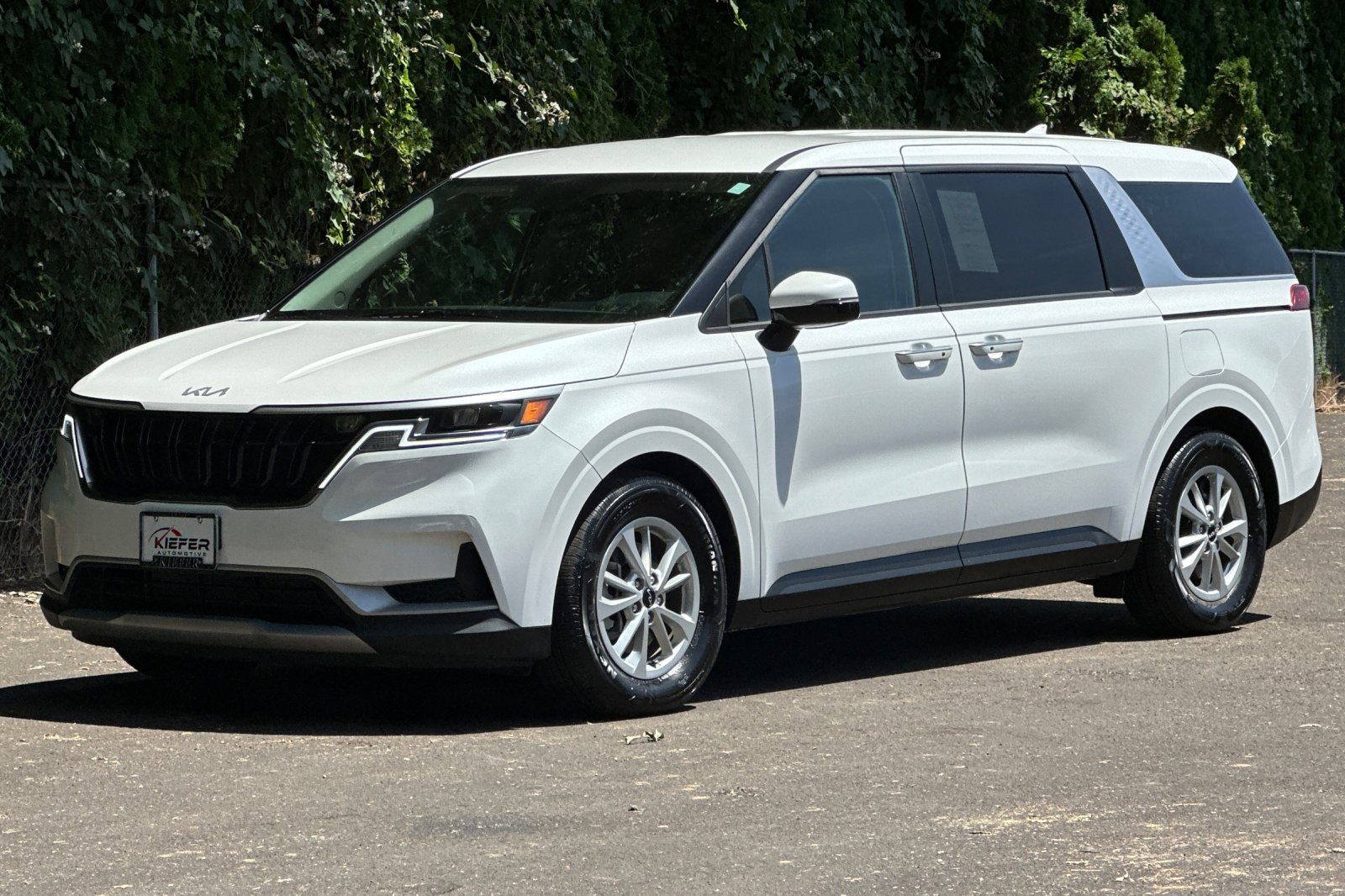2024 Kia Carnival LX photo 8