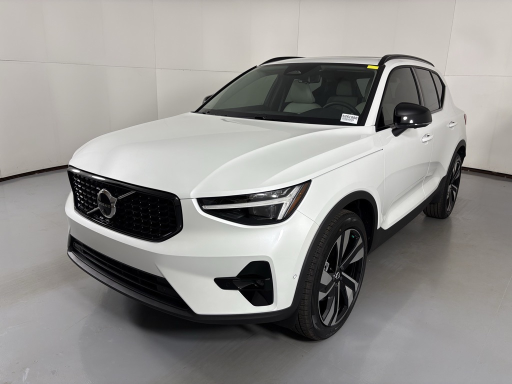 2026 Volvo XC40 AWD photo 4