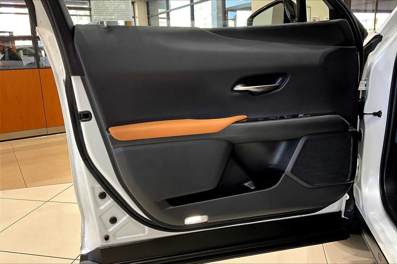 2022 Lexus UX 200 photo 19