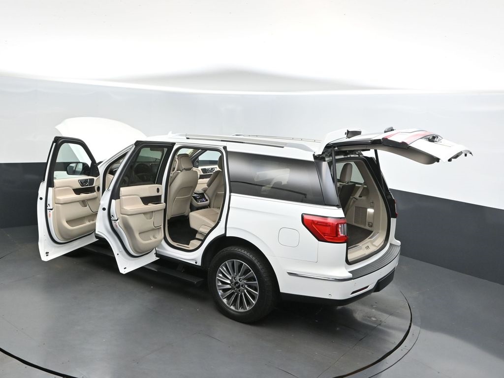 2020 Lincoln Navigator Standard photo 2