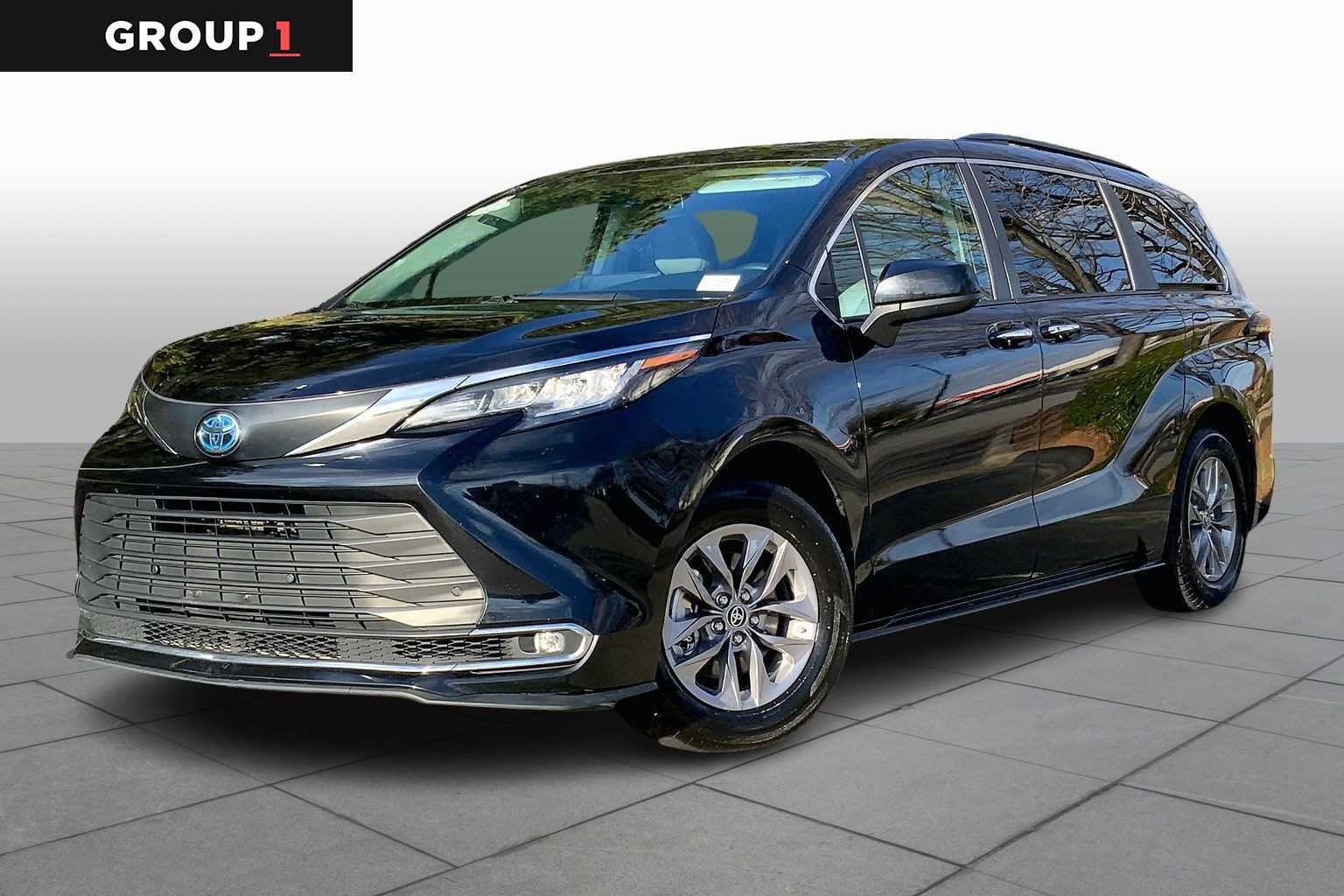 2023 Toyota Sienna XLE's photo