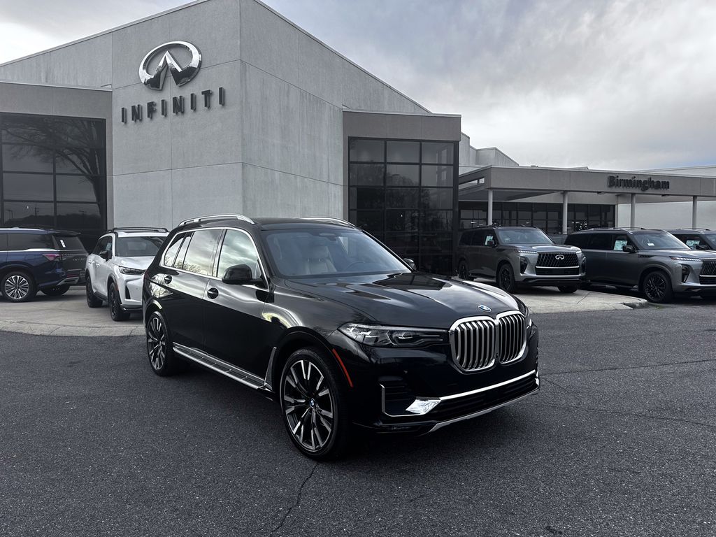 2022 BMW X7 40i's photo
