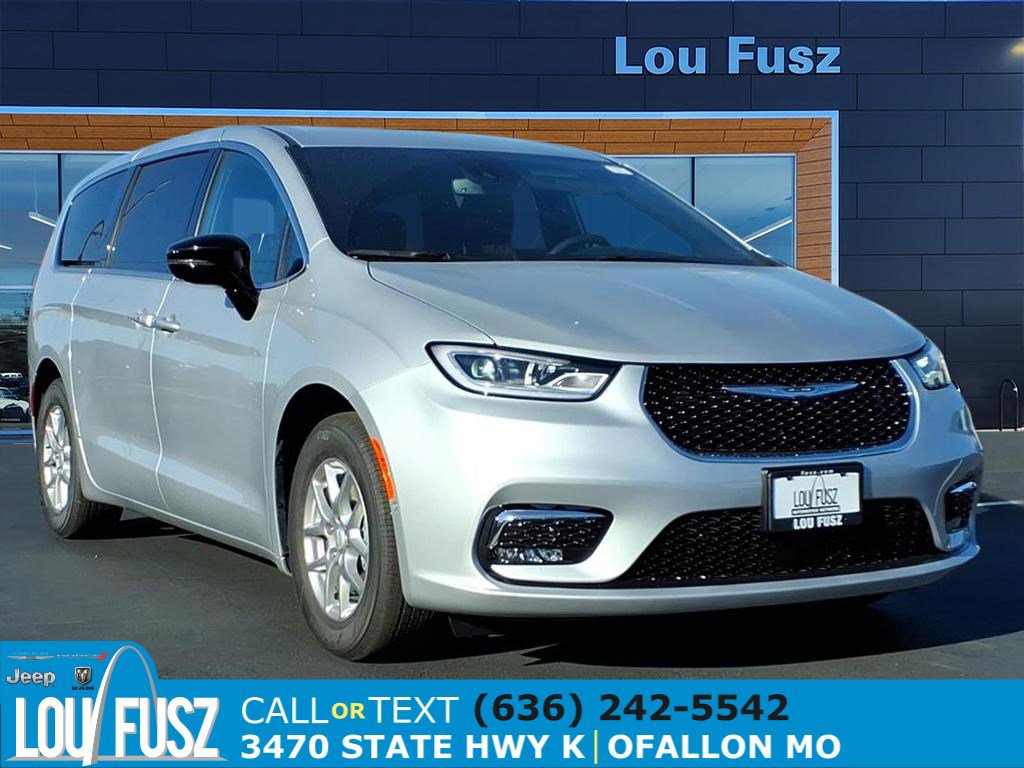 2026 Chrysler Pacifica Select's photo