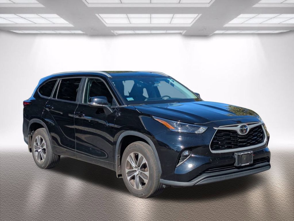 2023 Toyota Highlander XLE's photo
