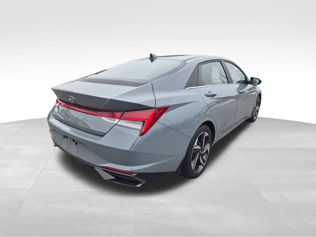 2022 Hyundai Elantra SEL photo 3