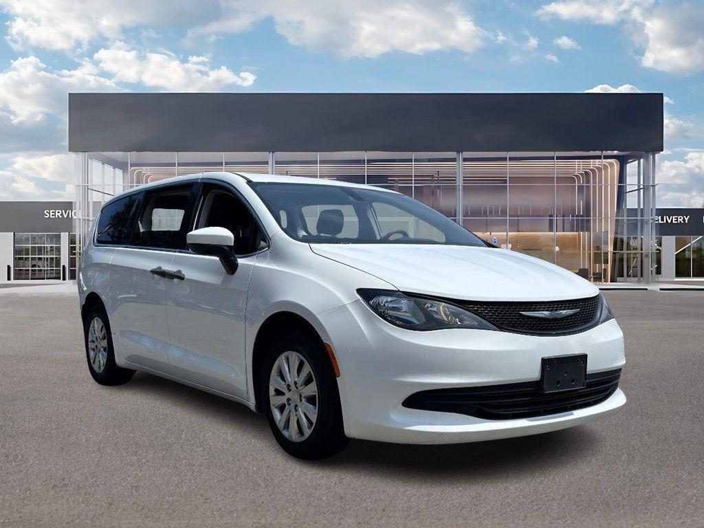 2020 Chrysler Voyager L photo 3