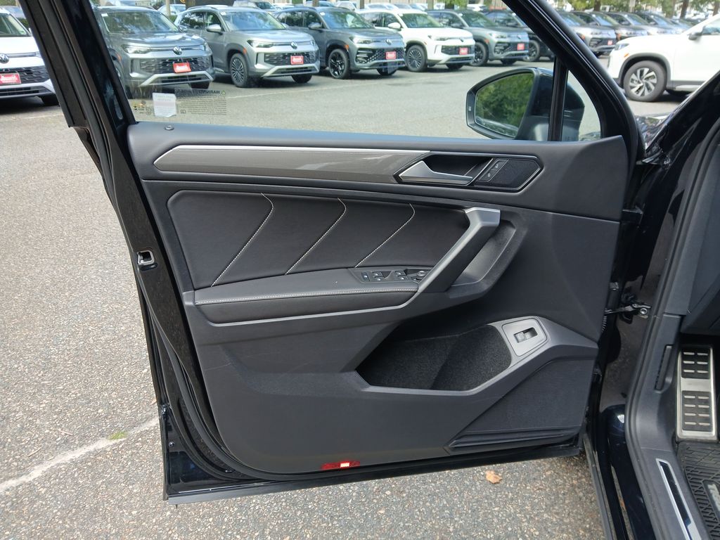 2024 Volkswagen Tiguan SE R-Line Black photo 9