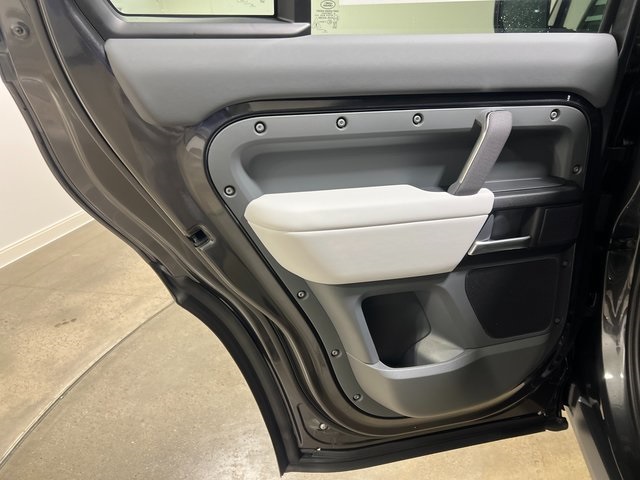 2025 Land Rover Defender 110 V8 photo 18